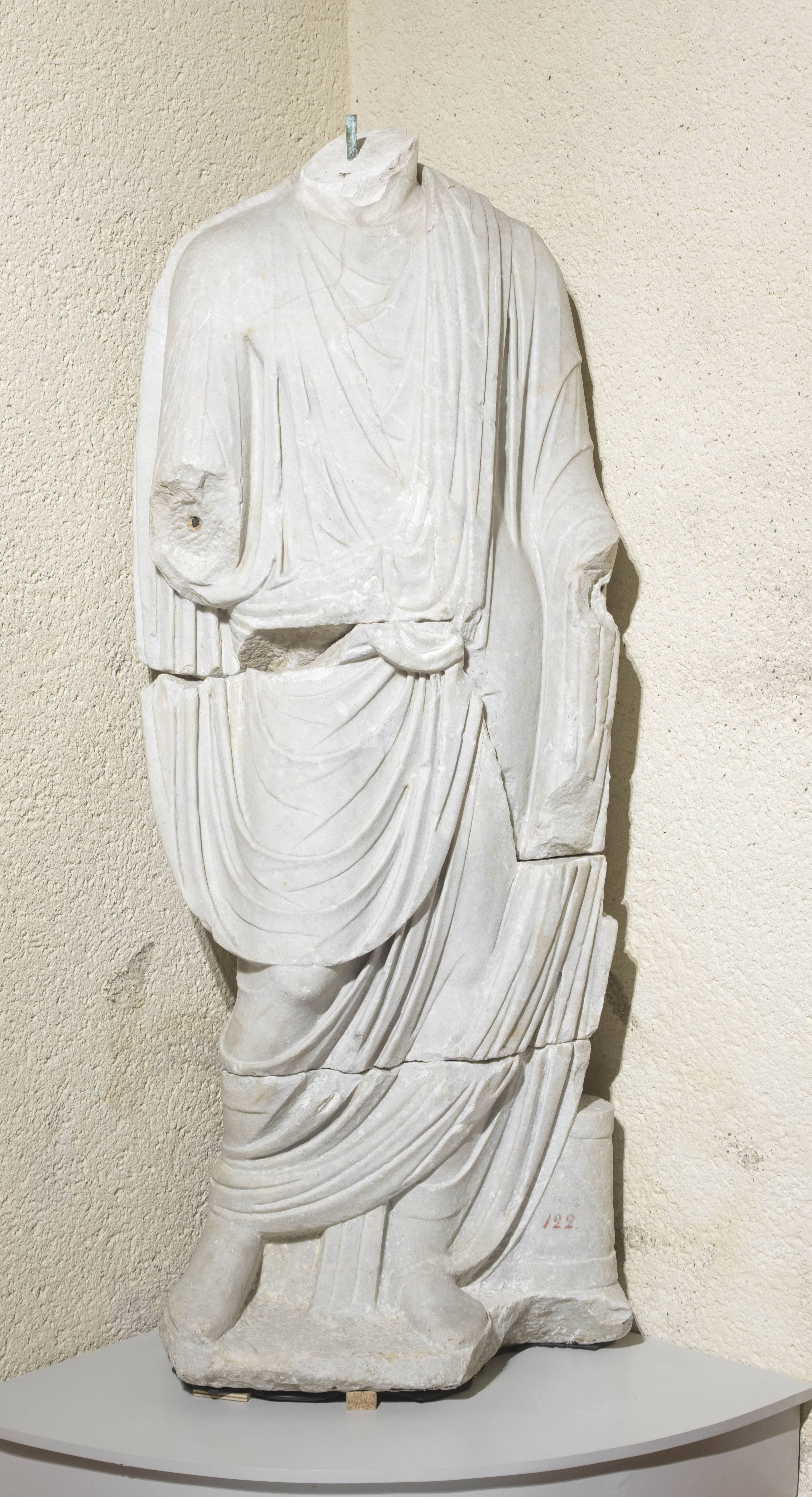 Statue masculine acéphale en toge (togatus)